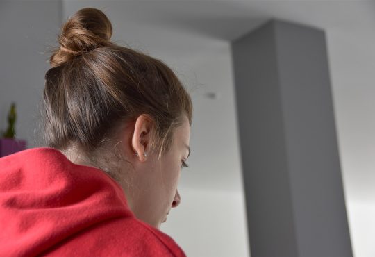 Jeunes femmes qui étudie