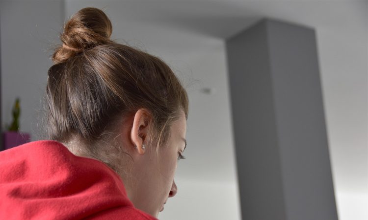 Jeunes femmes qui étudie