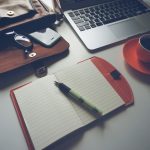 Ordinateur, café et carnet de notes