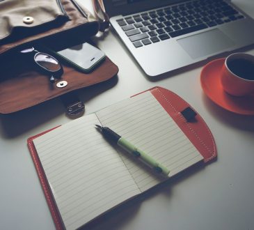 Ordinateur, café et carnet de notes