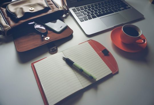 Ordinateur, café et carnet de notes