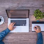 Personne qui consulte son ordinateur