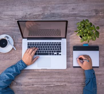 Personne qui consulte son ordinateur