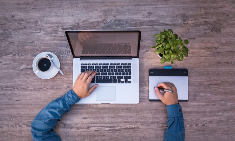 Personne qui consulte son ordinateur