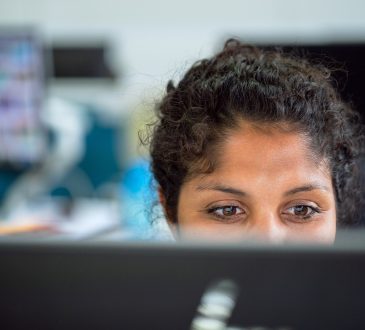 Femme qui regarde son écran d'ordinateur