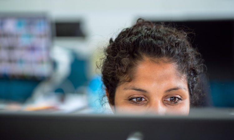 Femme qui regarde son écran d'ordinateur
