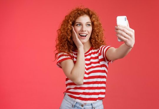 Jeune fille qui fait un selfie
