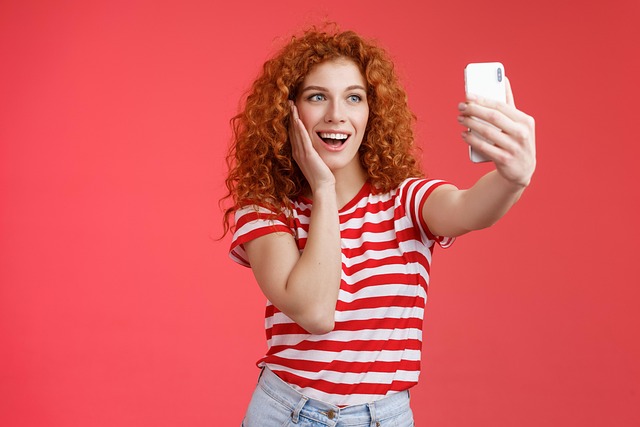 Jeune fille qui fait un selfie