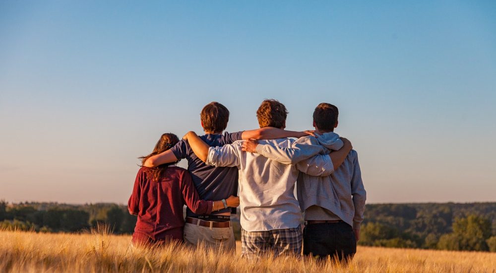 Jeunes qui se tiennent par le cou