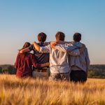 Jeunes qui se tiennent par le cou