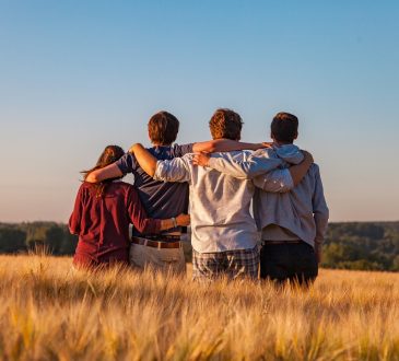 Jeunes qui se tiennent par le cou