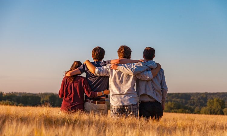 Jeunes qui se tiennent par le cou