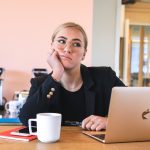 Femme qui s'ennuie devant son écran d'ordinateur