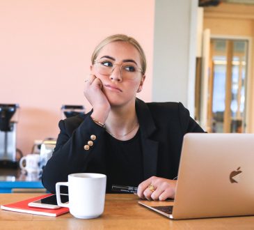 Femme qui s'ennuie devant son écran d'ordinateur