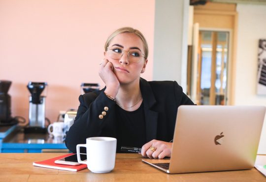 Femme qui s'ennuie devant son écran d'ordinateur