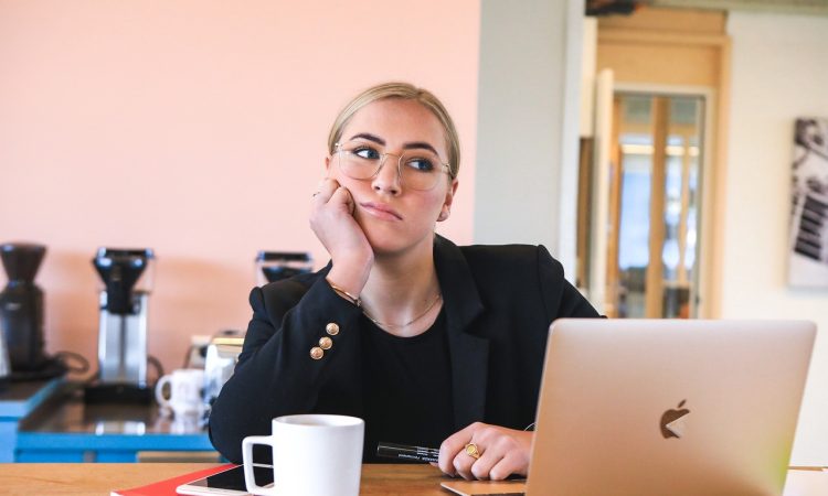 Femme qui s'ennuie devant son écran d'ordinateur