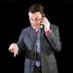 Gestionnaire qui pointe du doigt