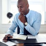 Homme devant son ordinateur qui étudie