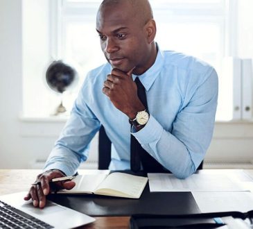 Homme devant son ordinateur qui étudie