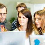 Étudiants devant un ordinateur.
