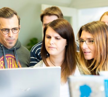 Étudiants devant un ordinateur.