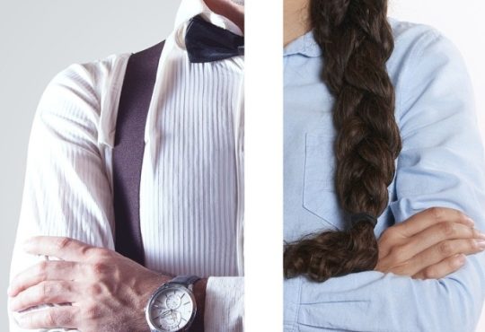 Un homme et une femme l'un à côté de l'autre.