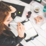 Femme au travail qui réfléchie
