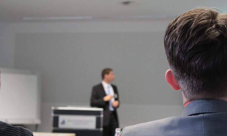 Personne qui parle devant un auditoire