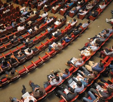Salle bondée de personnes