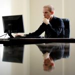 Homme d'affaires qui regarde son ordinateur