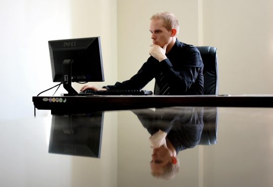 Homme d'affaires qui regarde son ordinateur