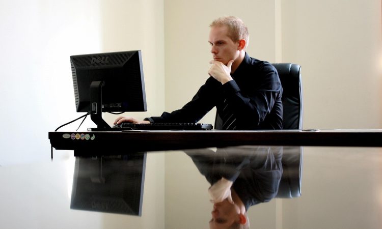 Homme d'affaires qui regarde son ordinateur