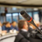 Micro et salle de conférence