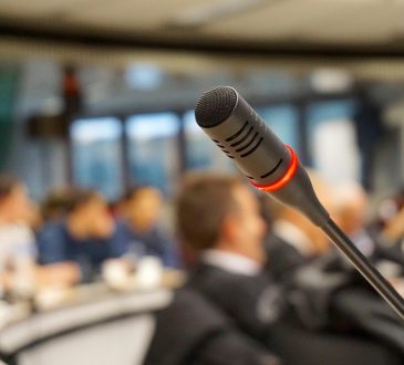 Micro et salle de conférence