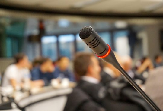 Micro et salle de conférence