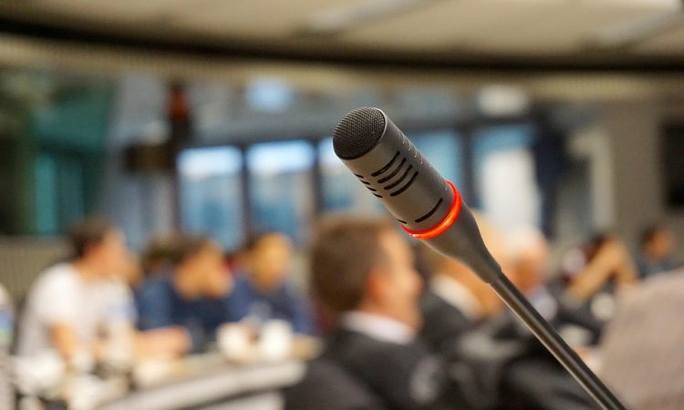 Micro et salle de conférence