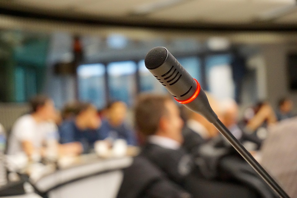 Micro et salle de conférence