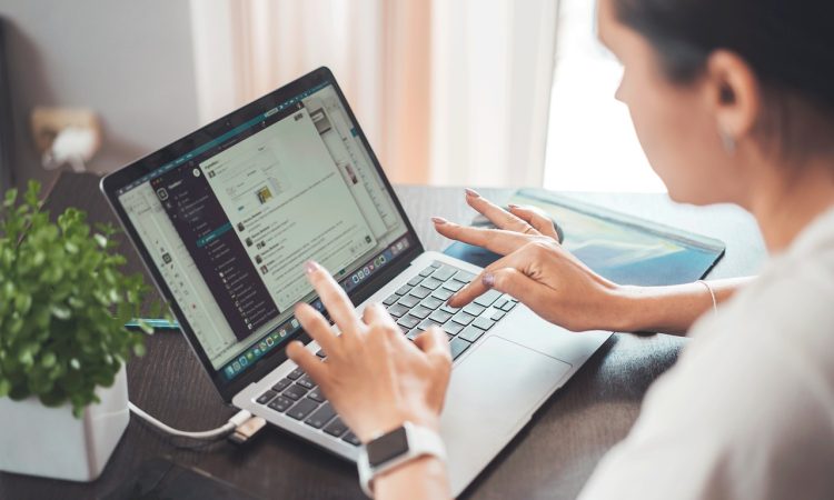 Personne qui fait des recherches sur un ordinateur