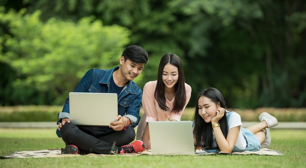 Étudiants qui regardent un ordinateur.