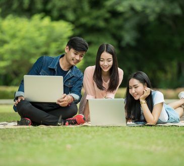 Étudiants qui regardent un ordinateur.
