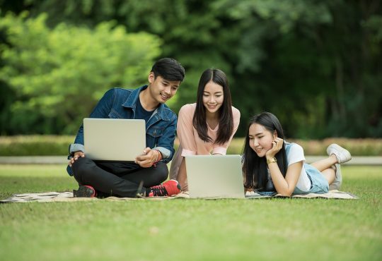 Étudiants qui regardent un ordinateur.