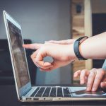 Personne qui pointe une étude sur un ordinateur