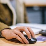Personne qui consulte son ordinateur