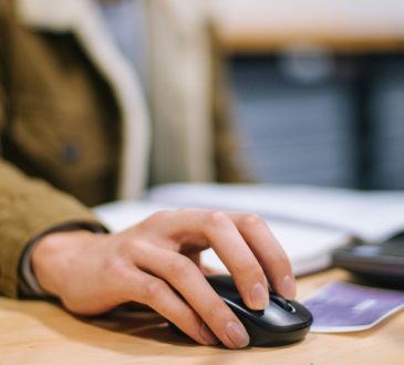 Personne qui consulte son ordinateur
