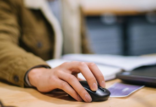 Personne qui consulte son ordinateur