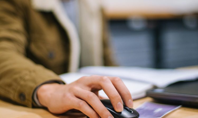 Personne qui consulte son ordinateur