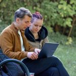 Deux jeunes qui consultent un ordinateur