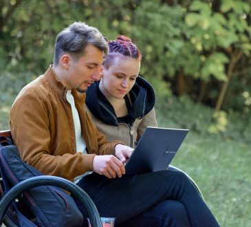 Deux jeunes qui consultent un ordinateur