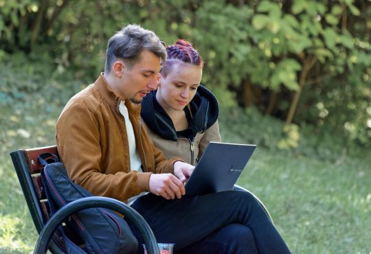 Deux jeunes qui consultent un ordinateur