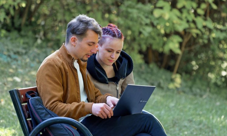 Deux jeunes qui consultent un ordinateur